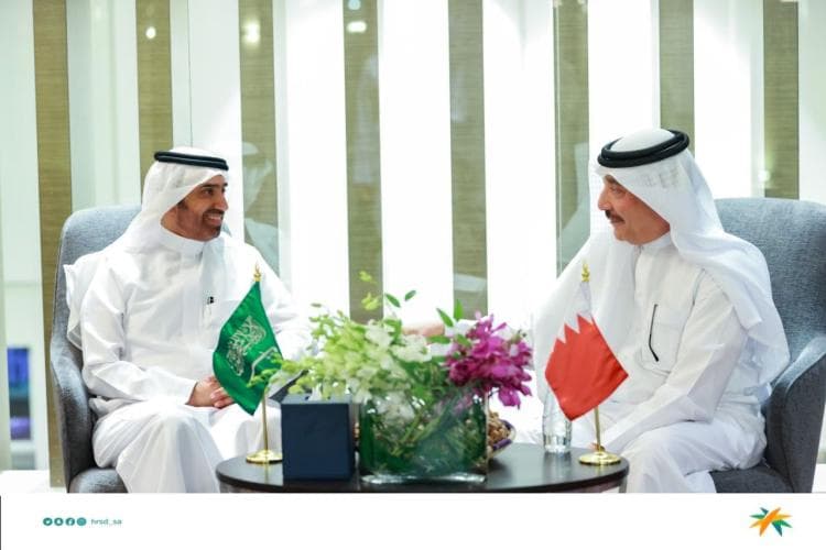 وزير الموارد البشرية يلتقي وزير العمل البحريني ويبحثان مجالات التعاون المشترك