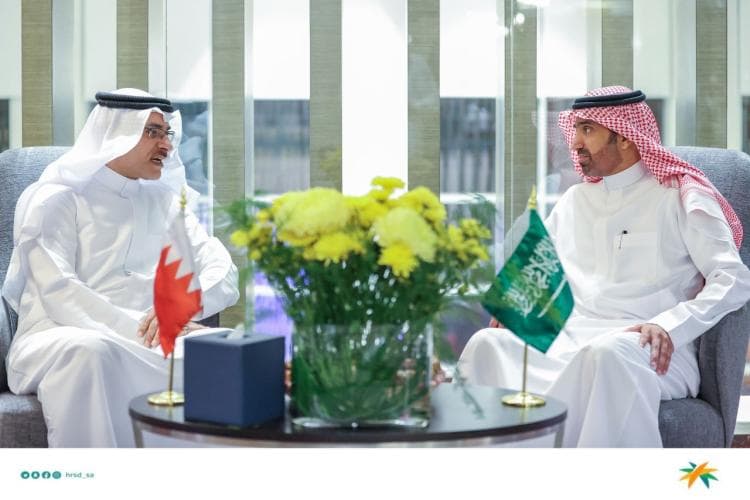 وزير الموارد البشرية والتنمية الاجتماعية يعقد لقاءً ثنائيًا مع وزير التنمية الاجتماعية بمملكة البحرين